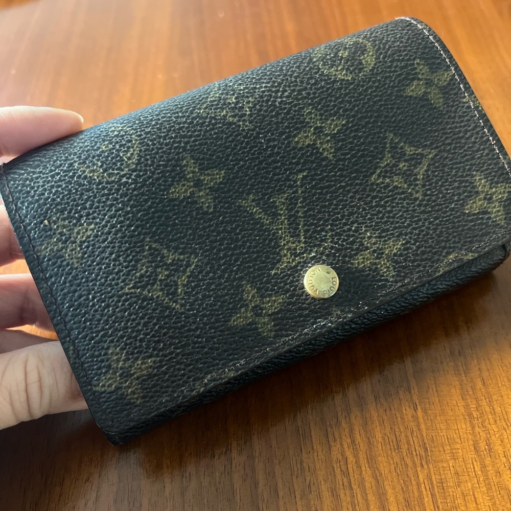 💯 Authentic Louis Vuitton snap and zip wallet